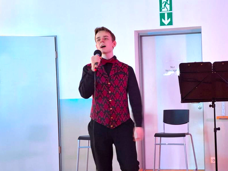 Julian singt auf dem Schülerkonzert 2026