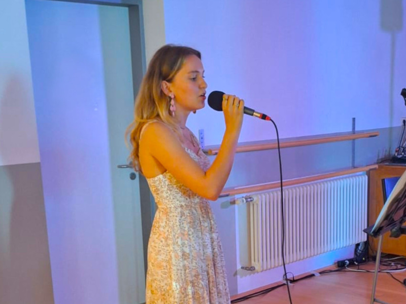 Mara singt auf dem Schülerkonzert 2026